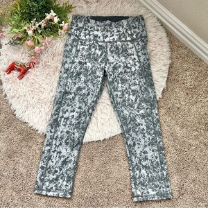 Under Armour Grey Printed Hidden‎ Back Pocket Crop Leggings Sz M Athletic